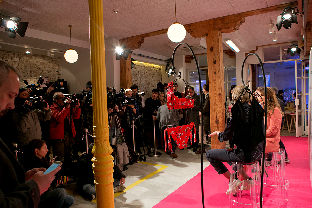 Grupo de personas disfrutando de una celebración privada, ambientada para eventos sociales únicos.