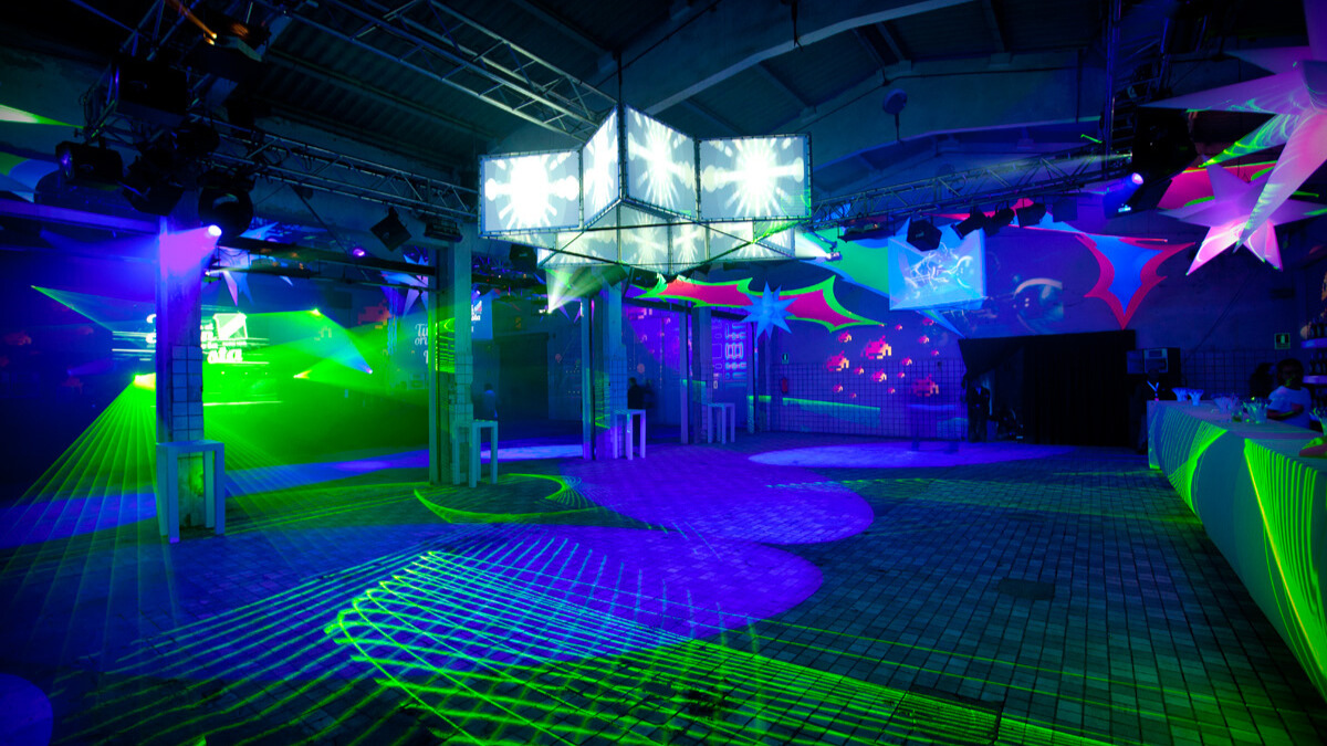 Vista panorámica de un amplio salón diseñado como espacio eventos, listo para recibir a los invitados.