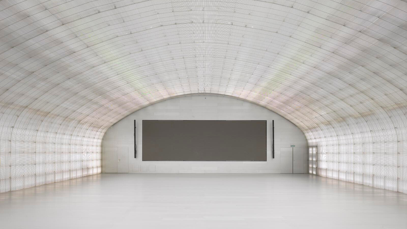 Detalle del montaje de luces, sonido y pantallas LED, mostrando la calidad de la producción técnica del evento.