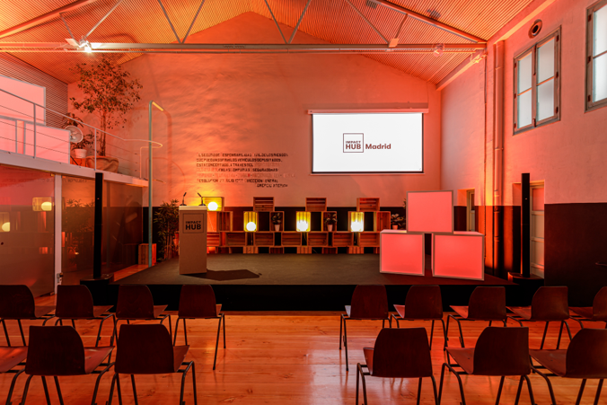 Operadores trabajando en la cabina de control durante una producción técnica en vivo.