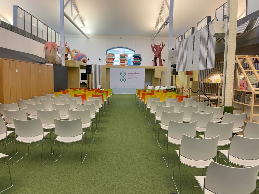 Set de grabación equipado con cámaras y luces para transmisiones en streaming en tiempo real.