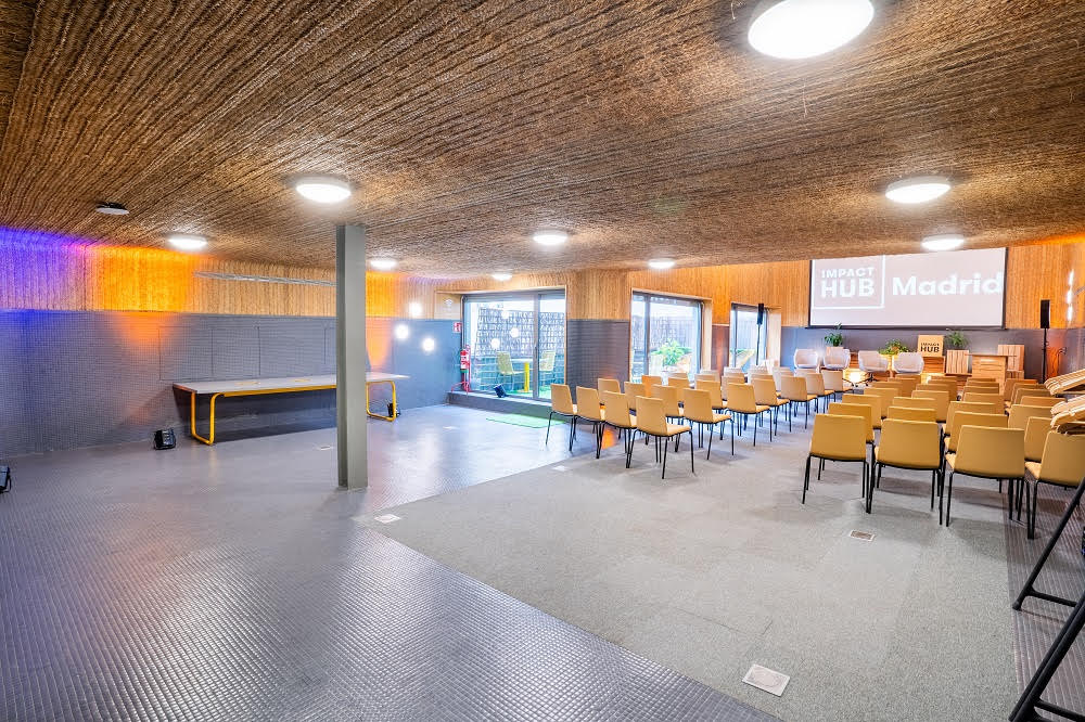 Espacio íntimo con público y autor durante una presentación de libros, con ambientación adecuada.