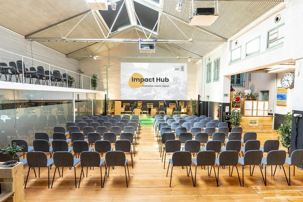 Personal técnico y creativo trabajando en producción para una agencia de eventos.​